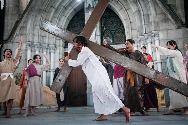 Recreación de la Pasión de Cristo durante el Viernes Santo en la Catedral de Yakarta (Indonesia)