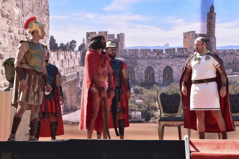 Vía Crucis durante las celebraciones de Semana Santa en Atyra, Paraguay