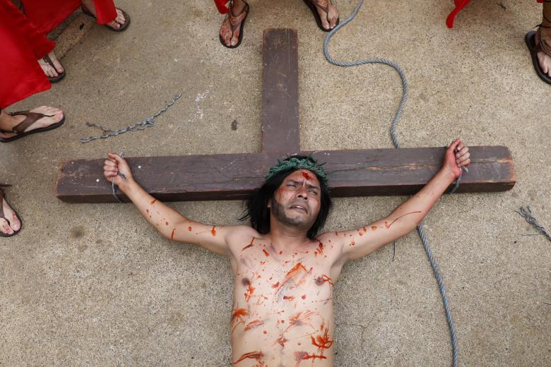 Un actor participa en una interpretación del Santo Viacrucis en el barrio Villa Socorro de Medellín (Colombia)