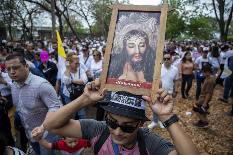 Devotos este Viernes Santo, durante las celebraciones de Semana Santa en Managua (Nicaragua)