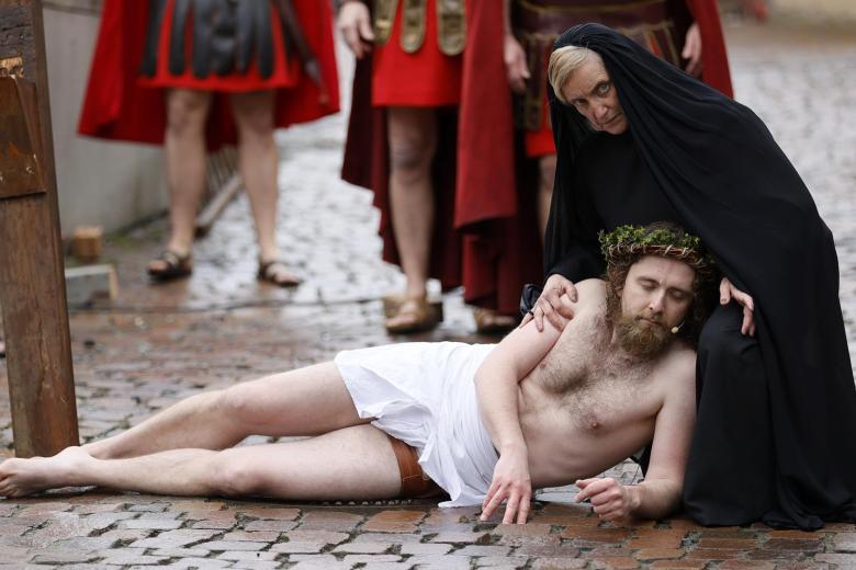 Alrededor de 90 actores desfilan por el centro de Bensheim (Alemania) y recrean la crucifixión de Jesucristo y el Vía Crucis