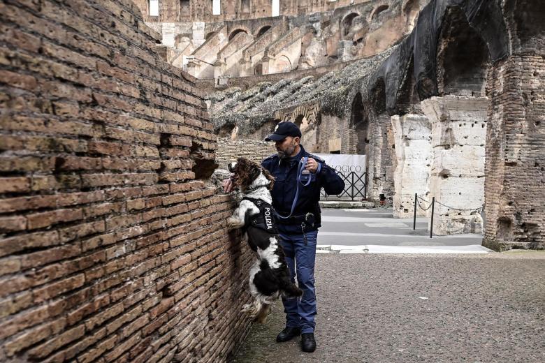 La Policía italiana examinó durante horas el interior del Coliseo de Roma antes del gran Vía Crucis
