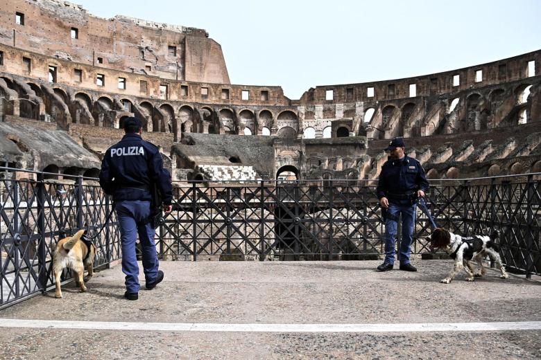 Imagen interior del Coliseo de Roma horas antes del Vía Crucis de Viernes Santo.