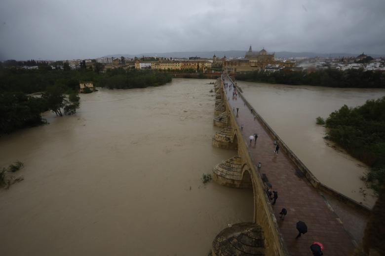 Varias personas pasean por el puente romano, este domingo en Córdoba. Con mal tiempo comenzó y con mal tiempo se despide: la Semana Santa de 2024 ha estado marcada por la lluvia, el viento y la nieve en zonas altas a consecuencia de la borrasca Nelson, que este domingo va suavizando sus efectos, con menos incidencias que en días anteriores