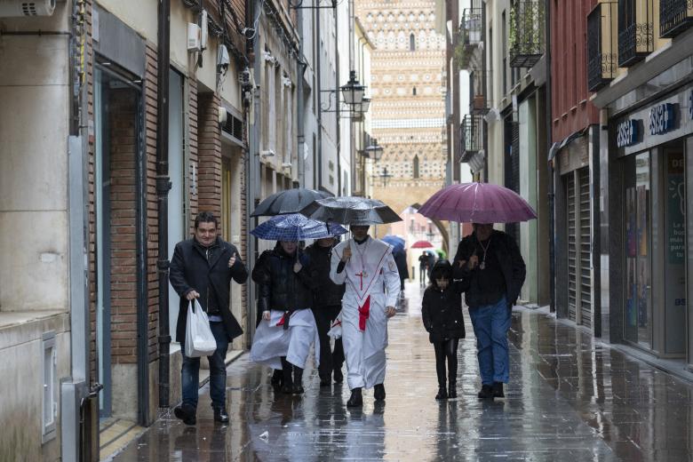 Diez comunidades autónomas se mantienen este domingo en alerta amarilla por vientos fuertes, lluvia o nieve, que será especialmente intensos en la zona del Estrecho, en Cádiz, donde la alerta es naranja, con rachas que superarán los 100 kilómetros/hora, mala mar y precipitaciones persistentes. Andalucía, Murcia, Comunidad Valenciana, Islas Baleares, Cataluña, Aragón, Madrid, Castilla y León, Castilla La Mancha y Galicia tienen zonas en alerta amarilla por la intensidad de las precipitaciones, vientos o nevadas que están produciendo los frentes atlánticos que acompañan a la borrasca Nelson.