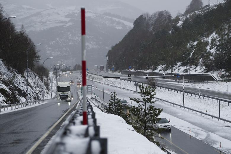 Fotografía de la autovía A-6 nevada este pasado jueves, a la altura de Pedrafita do Cebreiro (Lugo). El fuerte viento, el oleaje y las lluvias ponen en alerta a 16 comunidades autónomas. Perduran los efectos de la borrasca el Viernes Santo.