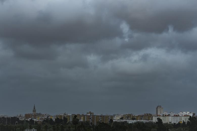 Vista del cielo sobre el centro de Sevilla este pasado jueves en plena borrasca 'Nelson'.