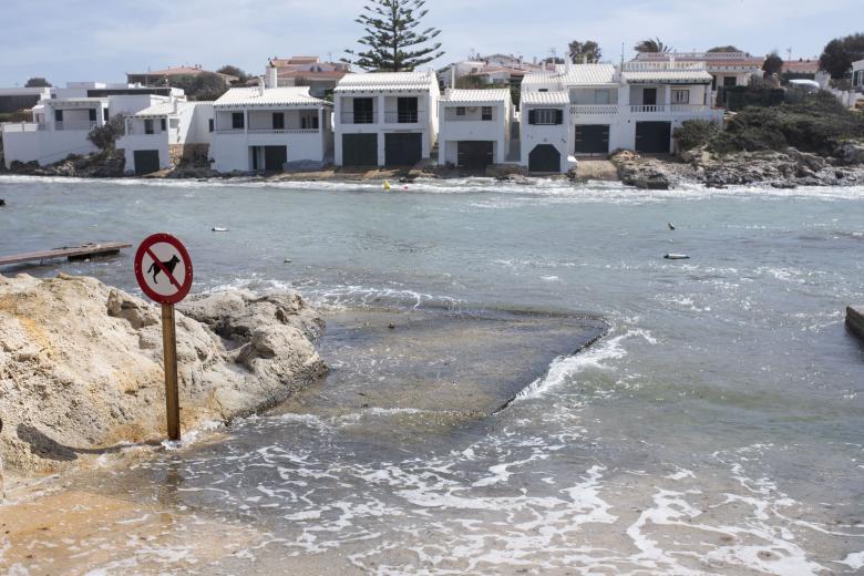 Estado del mar este pasado jueves en Sant Lluís, Menorca. La borrasca Nelson trajo un Jueves Santo marcado por la inestabilidad meteorológica, con lluvia intensa en muchos puntos de España.