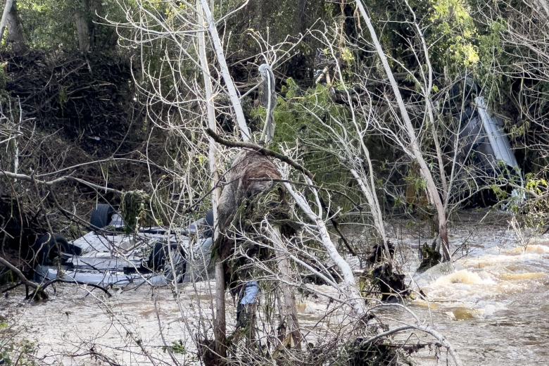 Las fuertes lluvias que han caído en las últimas horas sobre la provincia de Sevilla han provocado inundaciones en la localidad de San Nicolás del Puerto, donde ha quedado desbordada su playa fluvial e incluso la presa que hace que se mantenga la citada playa en su casco urbano.