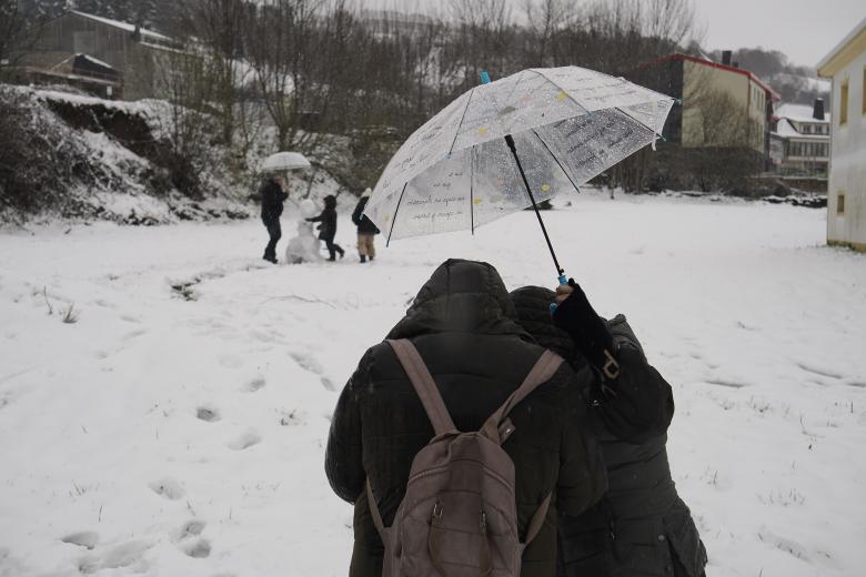 Varias personas se divierten con la nieve este pasado jueves, tras una nevada en Pedrafita do Cebreiro (Lugo).