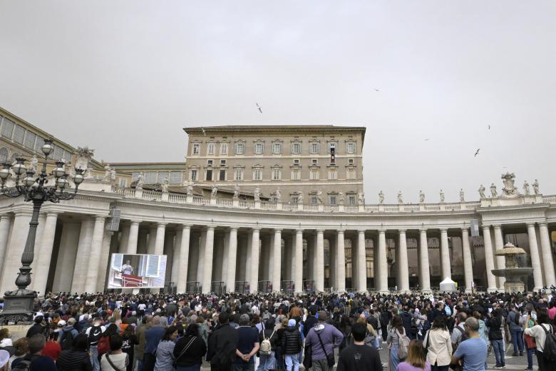 The crowd looks in direction of the window of the apostolic palace overlooking St. Peter's square during Pope Francis' Regina Coeli prayer on April 1st, 2024 in The Vatican. (Photo by Tiziana FABI / AFP)