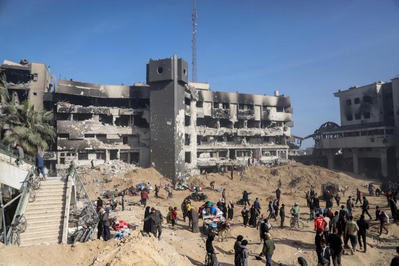 El Ejército israelí se retiró la madrugada de este lunes del hospital de Shifa, en ciudad de Gaza, tras dos semanas de asedio contra el que es el complejo médico más grande del enclave palestino, donde aseguran haber matado a unos 200 supuestos milicianos y haber detenido a unos 500