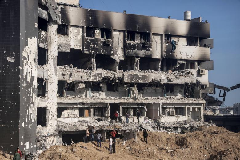 El Ejército israelí se retiró la madrugada de este lunes del hospital de Shifa, en ciudad de Gaza, tras dos semanas de asedio contra el que es el complejo médico más grande del enclave palestino, donde aseguran haber matado a unos 200 supuestos milicianos y haber detenido a unos 500