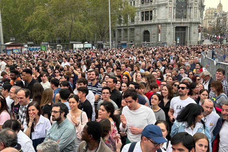 Miles de personas abarrotan la Plaza de Cibeles para escuchar a los diferentes artistas que suben al escenario este tarde nublada en Madrid