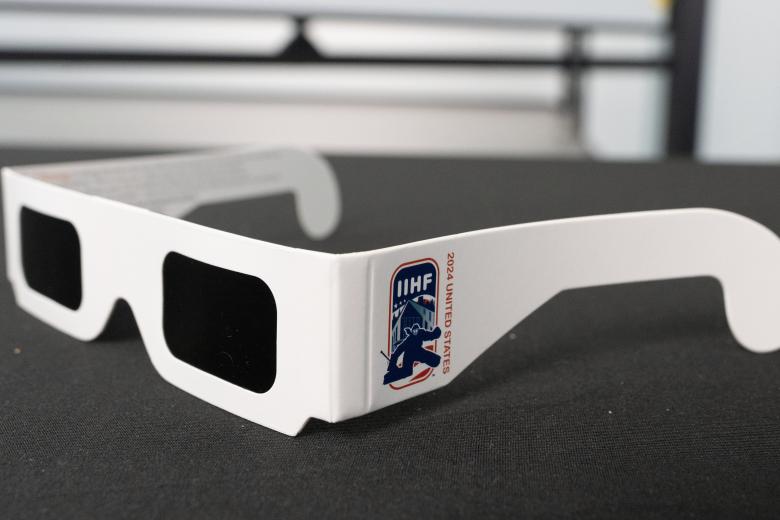 Gafas para ver el eclipse en el Campeonato Mundial de Hockey Femenino IIHF en Utica, Nueva York.