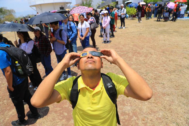 Estudiantes universitarios se reúnen para observar el eclipse solar este lunes en Tegucigalpa (Honduras). La Secretaría de Gestión de Riesgos y Contingencias Nacionales de Honduras anunció el pasado domingo una "alerta verde" (preventiva) que regirá durante dos horas del lunes por el eclipse solar, que se verá parcialmente en el país centroamericano.