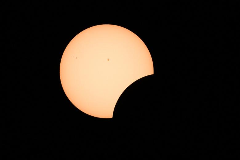 Las primeras etapas del eclipse solar total de este lunes. Se puede ver a la luna cruzando frente al sol en Bloomington, Indiana.