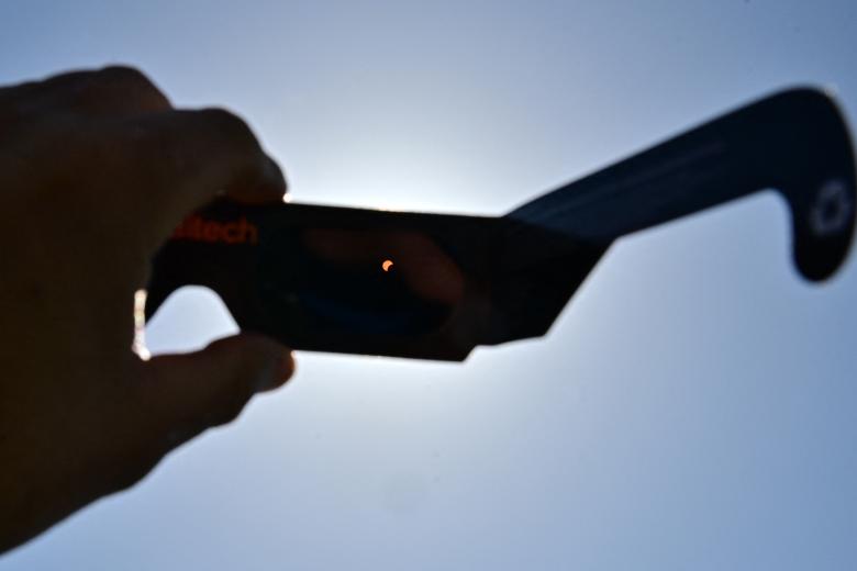 Una vista del eclipse solar a través de las gafas protectoras que se entregó a las personas que acudieron a contemplar el fenómeno en Pasadena, California