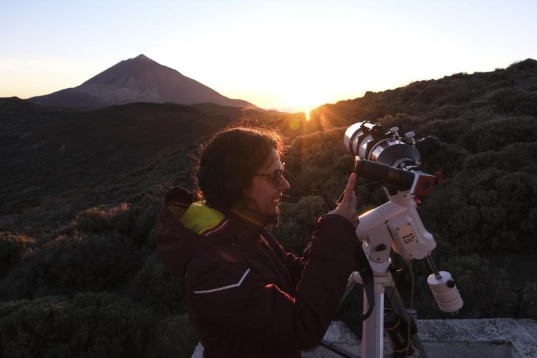 En la imagen, investigadores del Instituto de Astrofísica de Canarias se preparan para observar el eclipse parcial desde el Observatorio del Teide, en Izaña (Tenerife), a 2.364 metros de altitud.