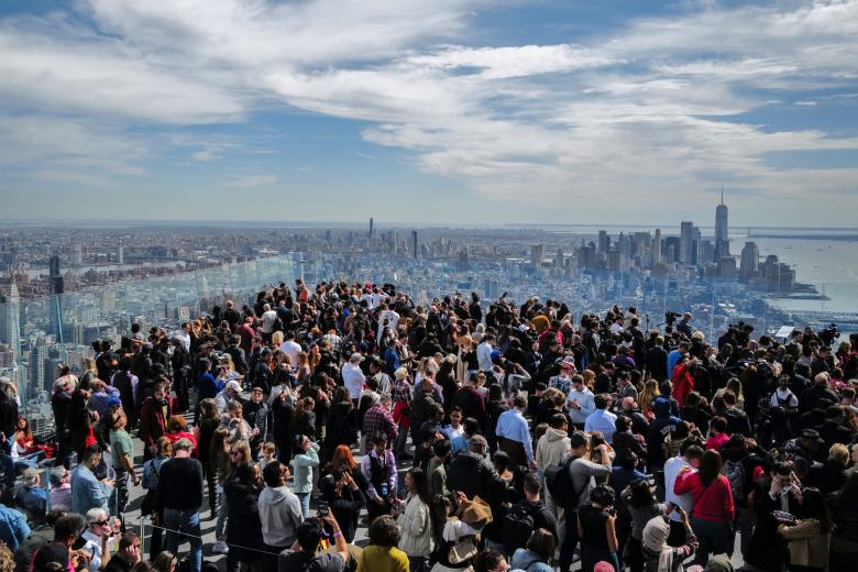 Cientos de personas sobre la plataforma de observación 'Edge at Hudson Yards' se preparan para contemplar el eclipse solar en la ciudad de Nueva York