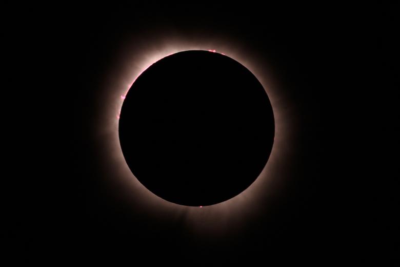 Durante un eclipse solar total, en lugares dentro de la trayectoria de la totalidad (la ruta de 185 kilómetros de ancho a través de América del Norte), los observadores podrán ver la luna cubrir el 100% del disco solar.