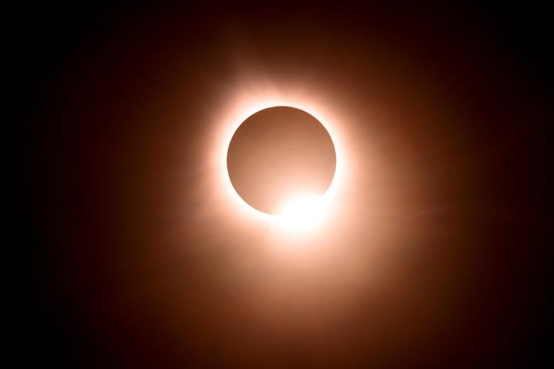 El primer lugar de tierra firme en experimentar la etapa de totalidad del eclipse solar, en el que la luna cubre el 100% del disco solar, fue Mazatlán en Sinaloa