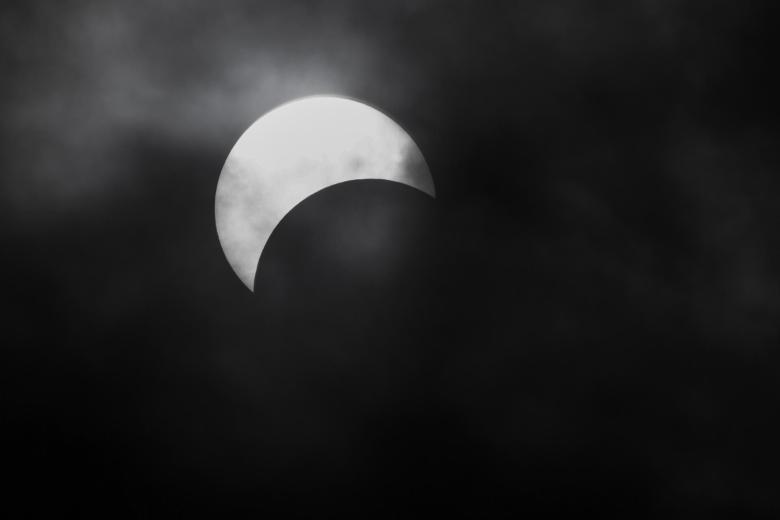 Fotografía de un eclipse solar parcial este lunes, en las Cataratas del Niágara (Canadá)