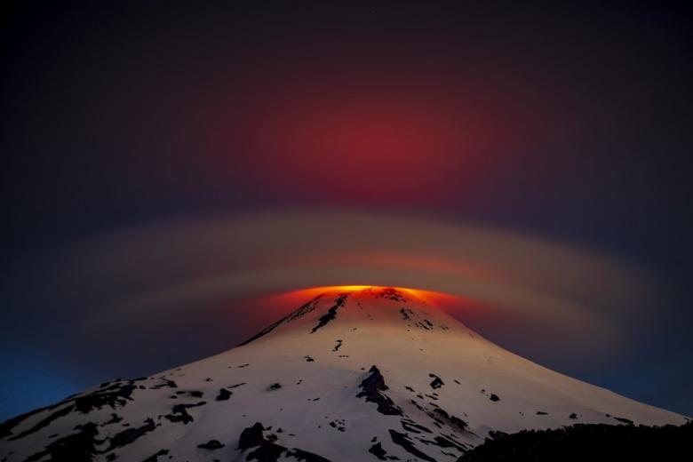 El cráter de un volcán sumergido en las nubes en Chile