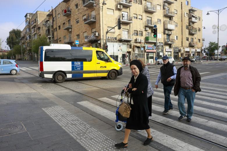 Gente cruzando un paso de peatones en Jerusalén