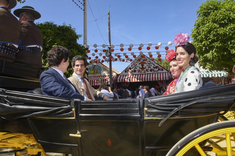 Sofía Palazuelo y el Duque de Huescar disfrutan de la Feria de Sevilla desde un carruaje