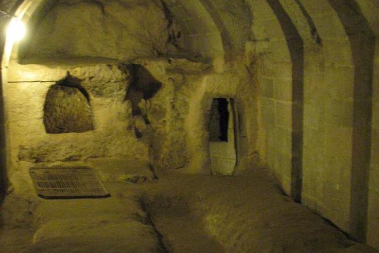 Tras una investigación más detallada y algunas excavaciones, el turco descubrió un pasadizo oscuro. Fue la primera de más de 600 entradas encontradas dentro de casas particulares que conducen a la ciudad subterránea de Derinkuyu. Civilización escondida La excavación comenzó de inmediato, revelando una red enredada de viviendas subterráneas, almacenamiento de alimentos secos, establos de ganado, escuelas, bodegas e incluso una capilla. Era toda una civilización escondida a salvo bajo tierra. La ciudad cueva pronto fue visitada por miles de los turistas menos claustrofóbicos de Turquía y, en 1985, la región se agregó a la lista del Patrimonio Mundial de la Unesco. Vista de túneles bajo tierraFUENTE DE LA IMAGEN,GETTY IMAGES Pie de foto,Derinkuyu se compone de 18 niveles de túneles. La fecha exacta de construcción de la ciudad sigue siendo discutida, pero «Anabasis», escrita por Jenofonte de Atenas alrededor del 370 a.C., es la obra escrita más antigua que parece hacer referencia a Derinkuyu. En el libro, menciona a la gente de Anatolia, en o cerca de la región de Capadocia, que vive bajo tierra en casas excavadas en lugar de en las más populares cuevas cavadas en los acantilados también bastante conocidas en la zona.
