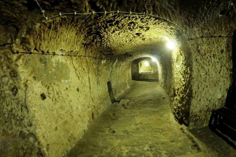 en 1985, la región se agregó a la lista del Patrimonio Mundial de la Unesco. La fecha exacta de construcción de la ciudad sigue siendo discutida, pero «Anabasis», escrita por Jenofonte de Atenas alrededor del 370 a.C., es la obra escrita más antigua que parece hacer referencia a Derinkuyu. En el libro, menciona a la gente de Anatolia, en o cerca de la región de Capadocia, que vive bajo tierra en casas excavadas en lugar de en las más populares cuevas cavadas en los acantilados también bastante conocidas en la zona.