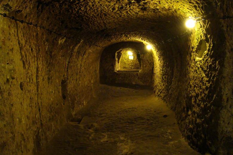 La fecha exacta de construcción de la ciudad sigue siendo discutida, pero «Anabasis», escrita por Jenofonte de Atenas alrededor del 370 a.C., es la obra escrita más antigua que parece hacer referencia a Derinkuyu. En el libro, menciona a la gente de Anatolia, en o cerca de la región de Capadocia, que vive bajo tierra en casas excavadas en lugar de en las más populares cuevas cavadas en los acantilados también bastante conocidas en la zona.