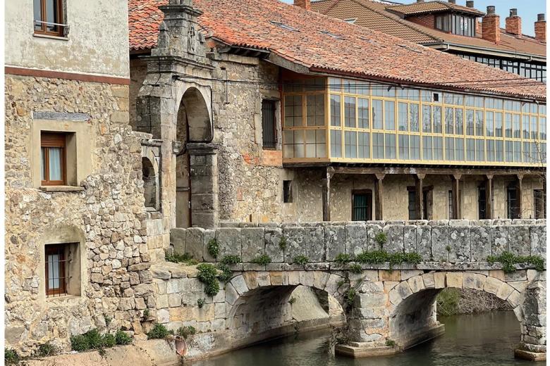 La puerta y el puente conocidos como “del Portazgo” conforman, junto con su entorno, una de las imágenes más simbólicas de Aguilar de Campoo. El puente -situado sobre un brazo artificial del Pisuerga, conocido como “cuérnago”, es de origen medieval, aunque muy probablemente su estructura fuese modificada en el siglo XVIII.