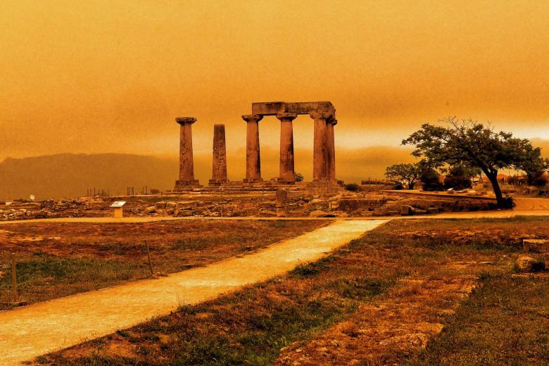 Imágenes "marcianas" de Atenas por efecto de la calima
