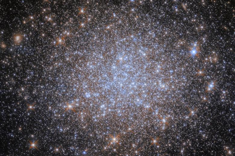 Este grupo de estrellas densamente poblado es el cúmulo globular conocido como NGC 1841, que se encuentra dentro de la Gran Nube de Magallanes