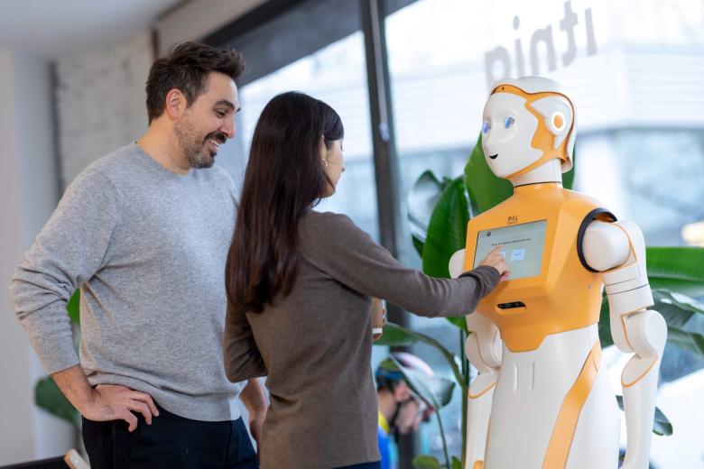 El robot humanoide ARI, presente en el Tech & Play 24