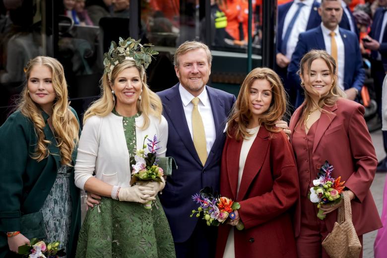 La princesa Catalina Amalia, la reina Máxima, el rey Guillermo, la princesa Alexia y la princesa Ariane posan a su llegada a la ciudad de Emmen para la celebración del Día del Rey.
