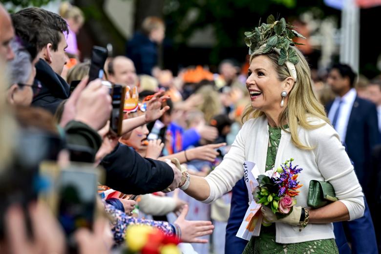 La reina Máxima saluda a los ciudadanos de Emmen durante la celebración del Día del Rey.