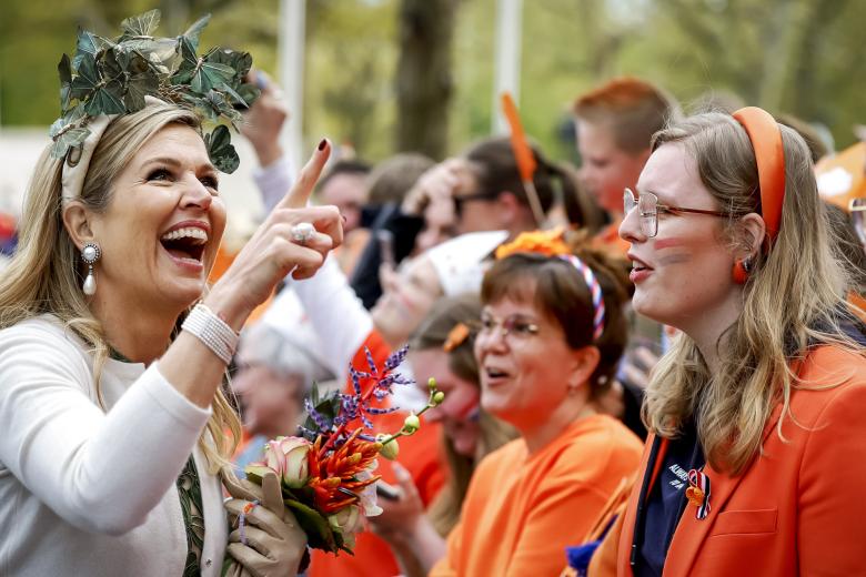 La reina Máxima sonríe ante los asistentes de la ciudad de Emmen en el Día del Rey.