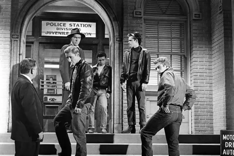Fotograma de la película 'Rebelde sin causa' (1955) de Nicholas Ray con James Dean y Natalie Wood