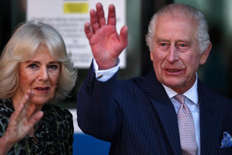 El Rey Carlos III de Gran Bretaña y la Reina Camilla de Gran Bretaña saludan cuando llegan para visitar el Centro Oncológico Macmillan del University College Hospital.