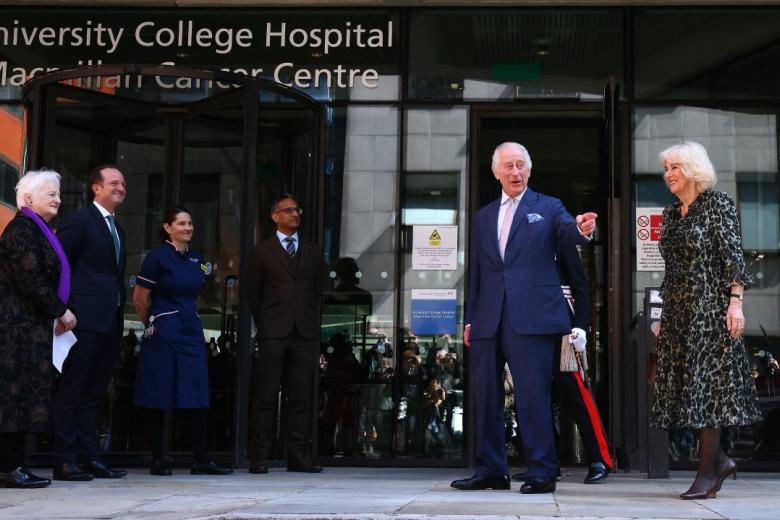 El Rey Carlos III ha reaparecido con una simbólica visita a un centro de Londres que se dedica precisamente a labores de investigación para combatir esta enfermedad.