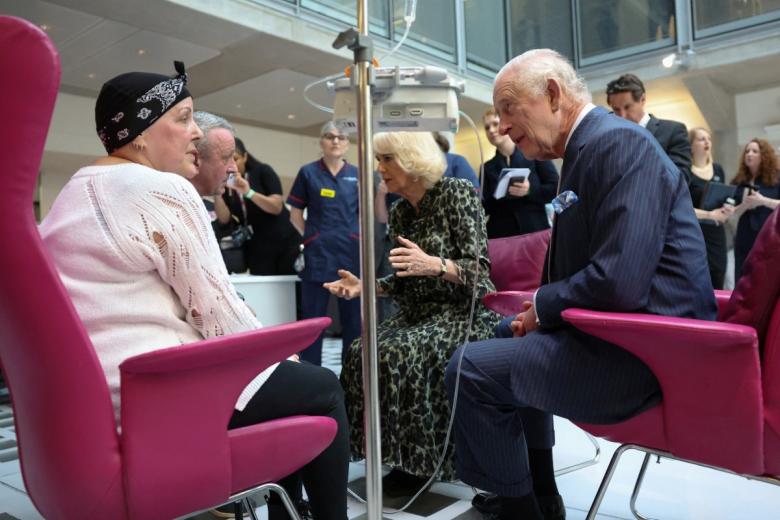Esta visita del Rey Carlos III se ha considerado muy simbólica, ya que él mismo está en tratamiento y ha mostrado su empatía con los enfermos y familiares.