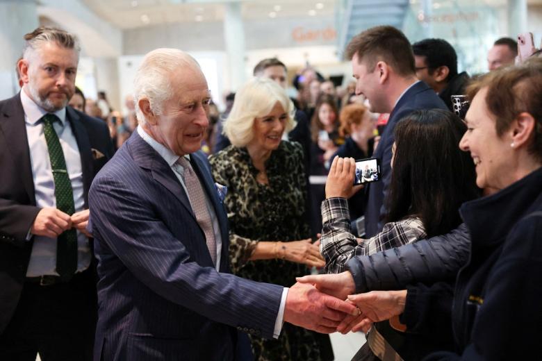 El Rey Carlos III ha asumido el patrocinio de la unidad de investigación Cancer Research UK y la Reina Camila está vinculada a entidades de lucha y apoyo frente a esta enfermedad.