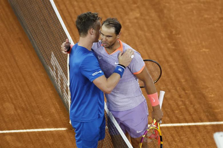 El checo Jiri Lehecka (i) saluda a Rafa Nadal tras ganar el partido