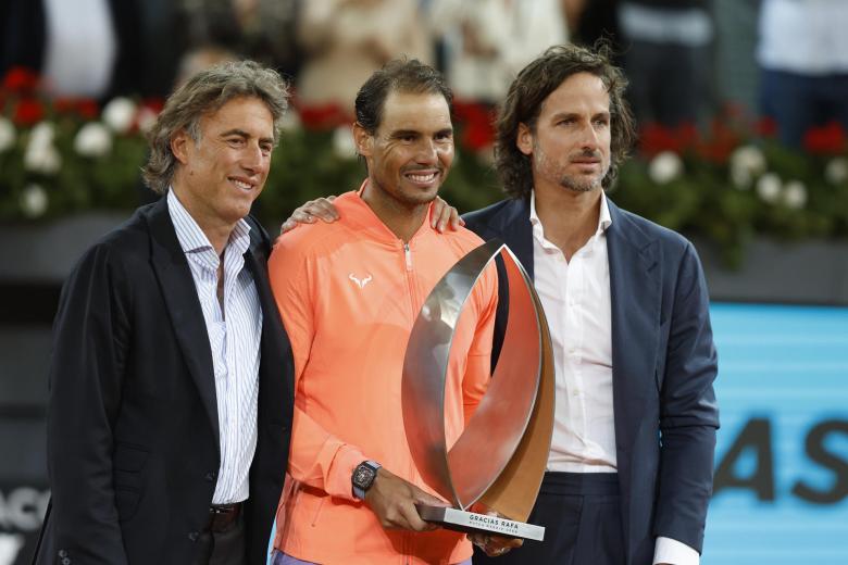Rafa Nadal acompañado por el director del Mutua Madrid Open Feliciano López (d) y por el presidente y CEO del Mutua Madrid Open Gerard Tsobanian (i), recibe un homenaje tras su partido