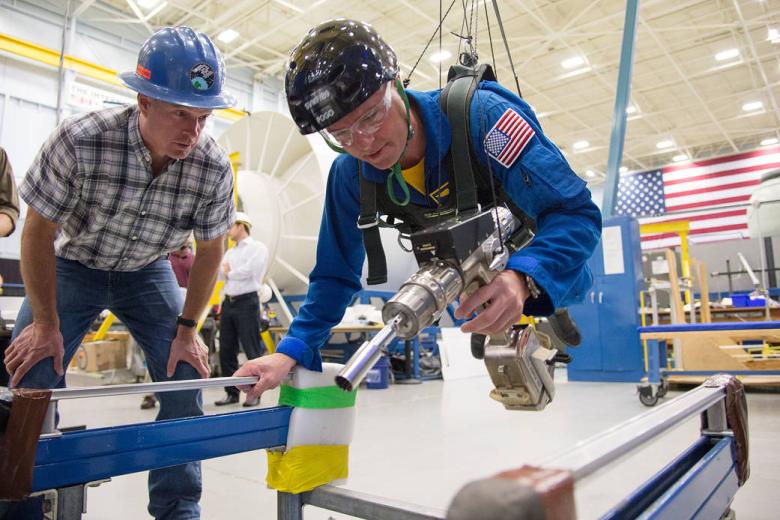 El astronauta de la NASA Reid Wiseman, ingeniero de vuelo de la Expedición 40/41, participa en una sesión de entrenamiento de caminata espacial el 14 de mayo de 2013.