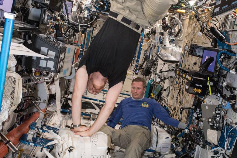 El astronauta Alexander Gerst practica reanimación cardiopulmonar (RCP) mientras el cosmonauta Sergey Prokopev observa durante una sesión de entrenamiento de emergencia a bordo de la Estación Espacial Internacional.