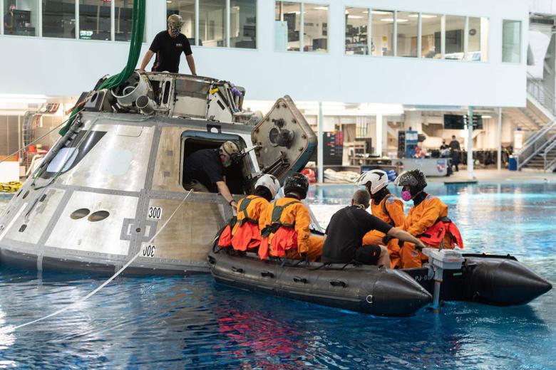 Los astronautas de SpaceX Crew-3 y el personal de apoyo participan en un entrenamiento de supervivencia en el agua en el Laboratorio de Flotabilidad Neutral.
